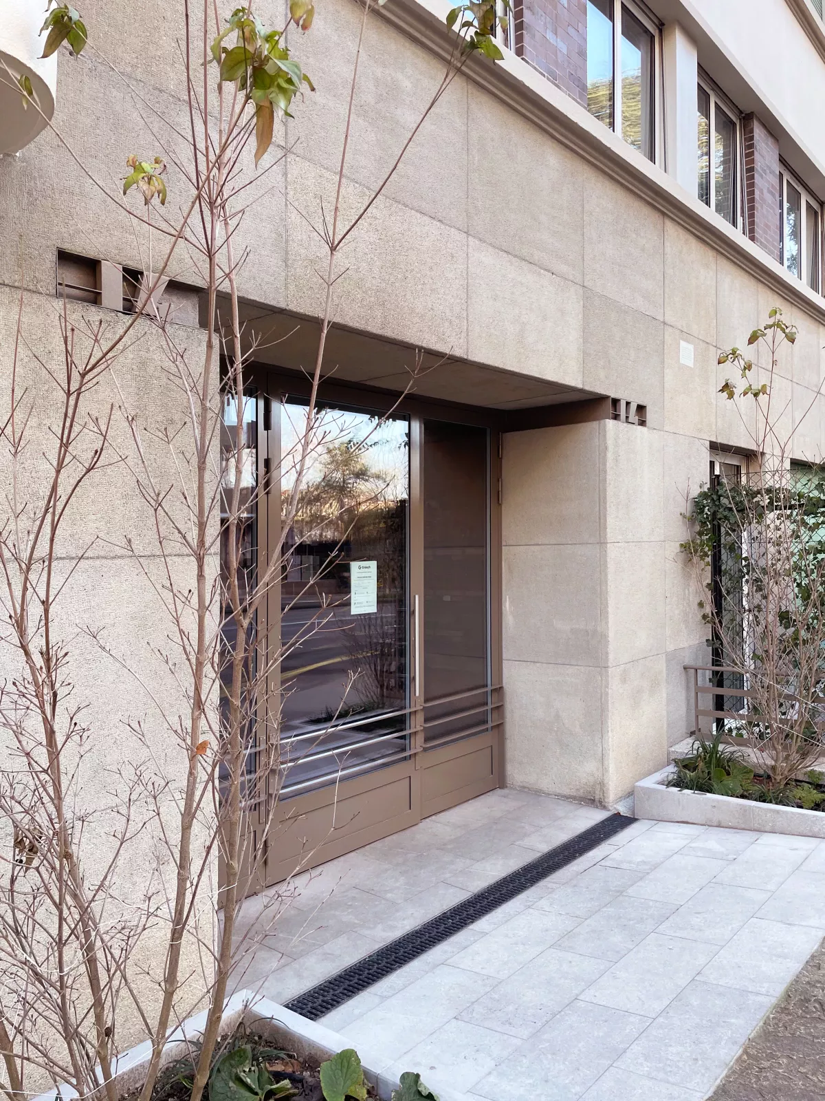 Entrée d'un immeuble de logements