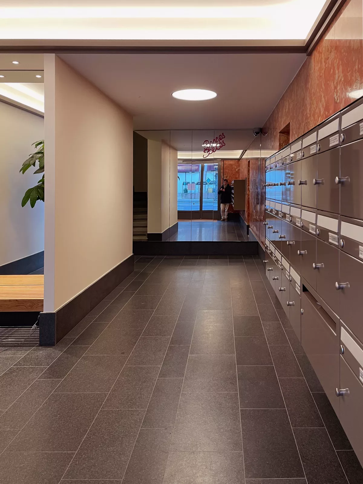 Entrée d'un immeuble de logements