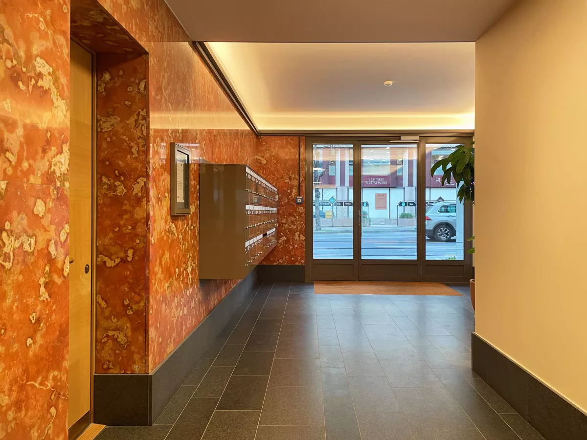 Entrée d'un immeuble de logements