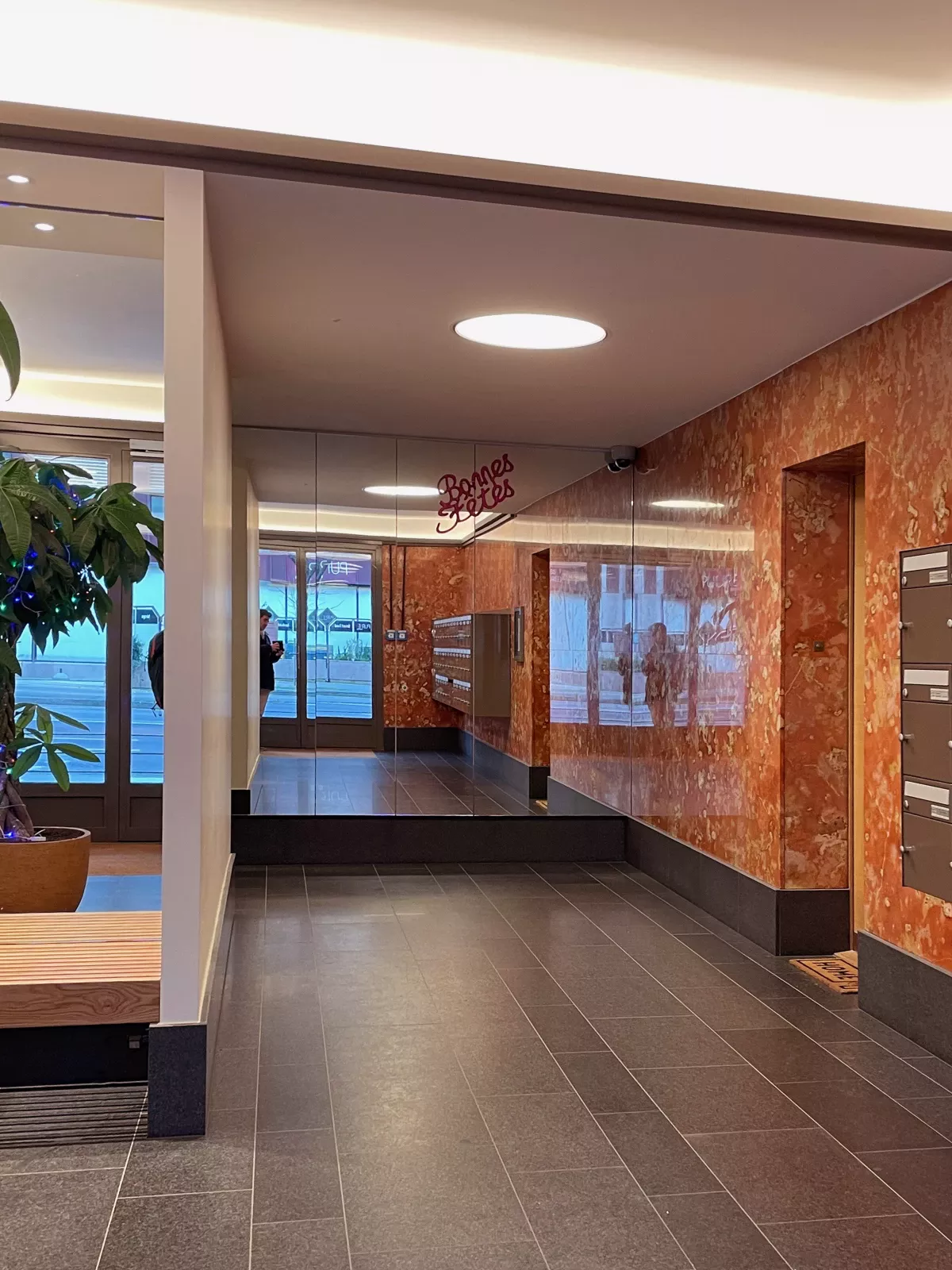 Entrée d'un immeuble de logements