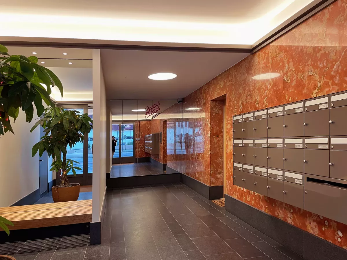 Entrée d'un immeuble de logements