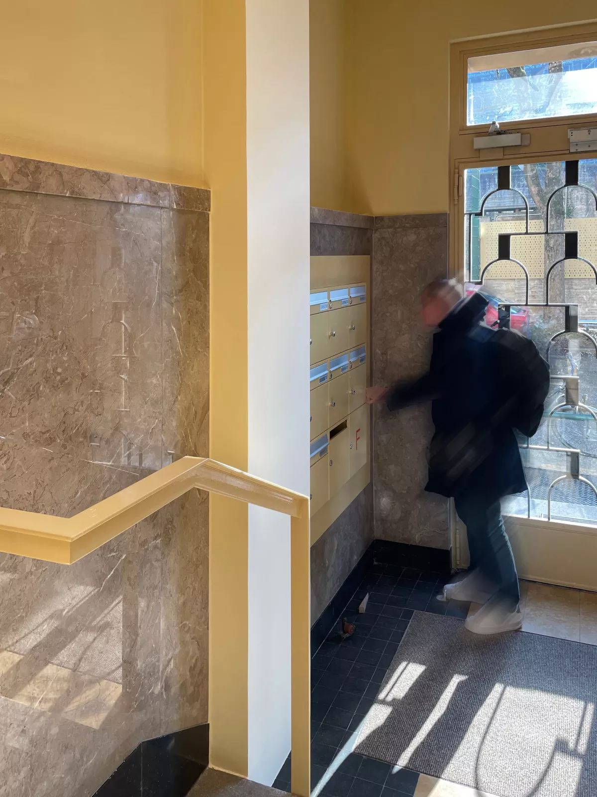 Entrées de deux immeubles de logements