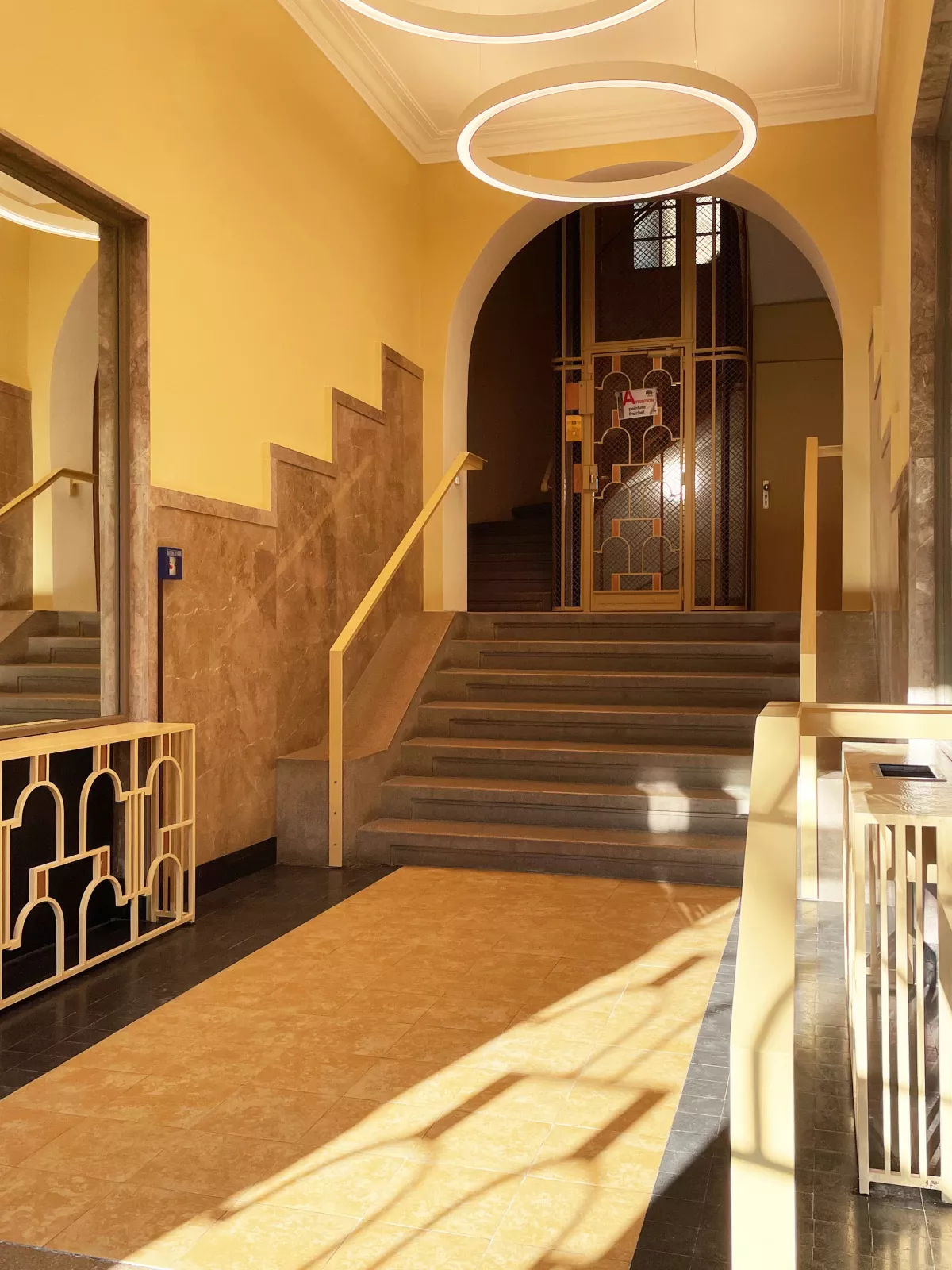 Entrées de deux immeubles de logements