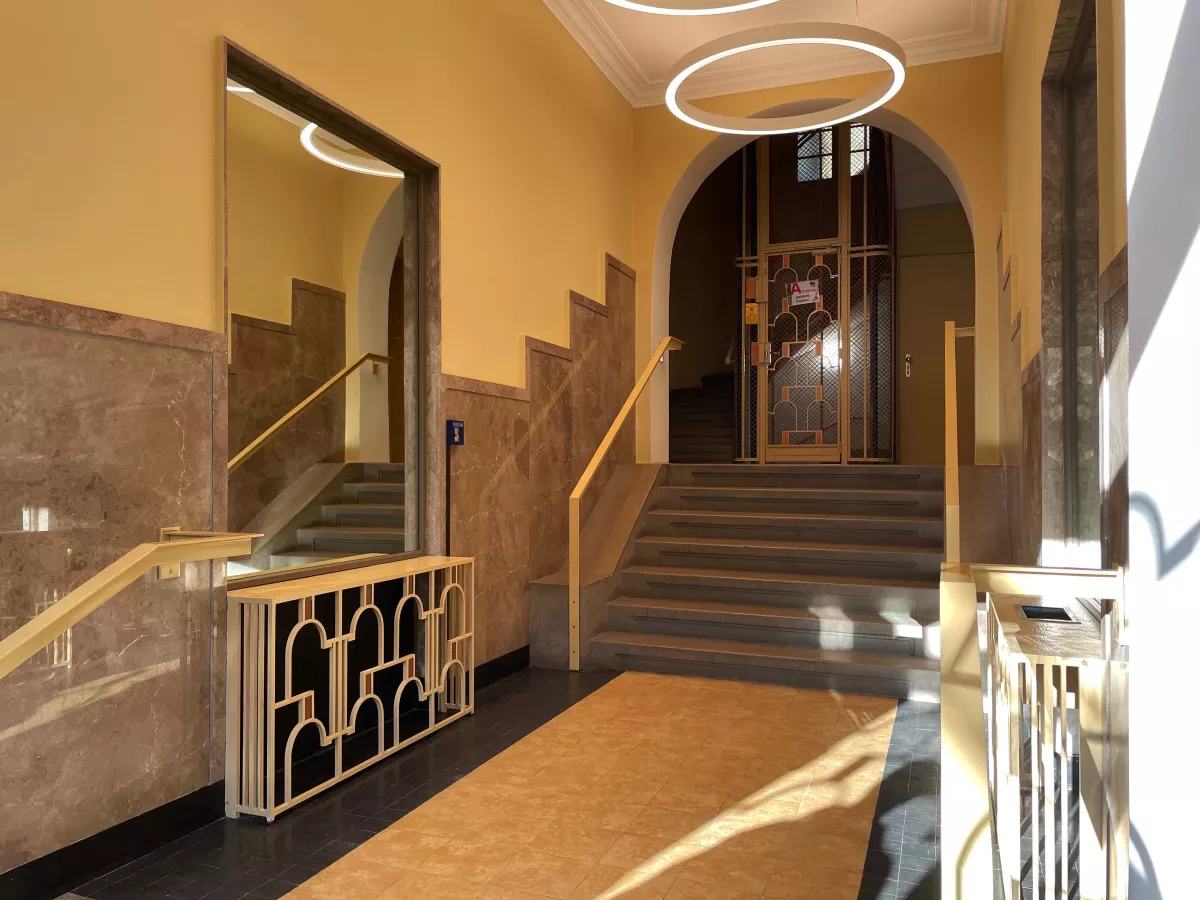 Entrées de deux immeubles de logements