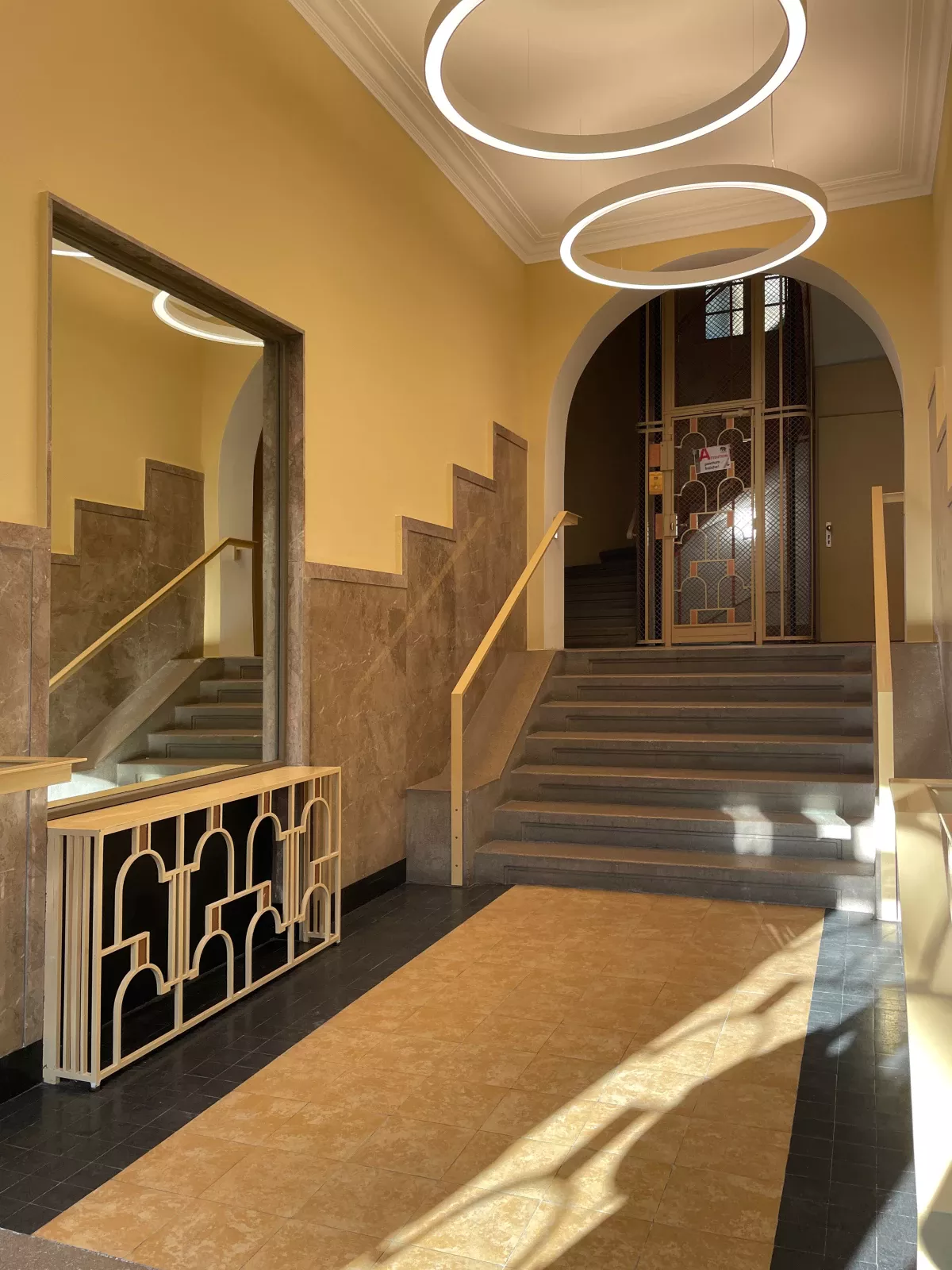 Entrées de deux immeubles de logements