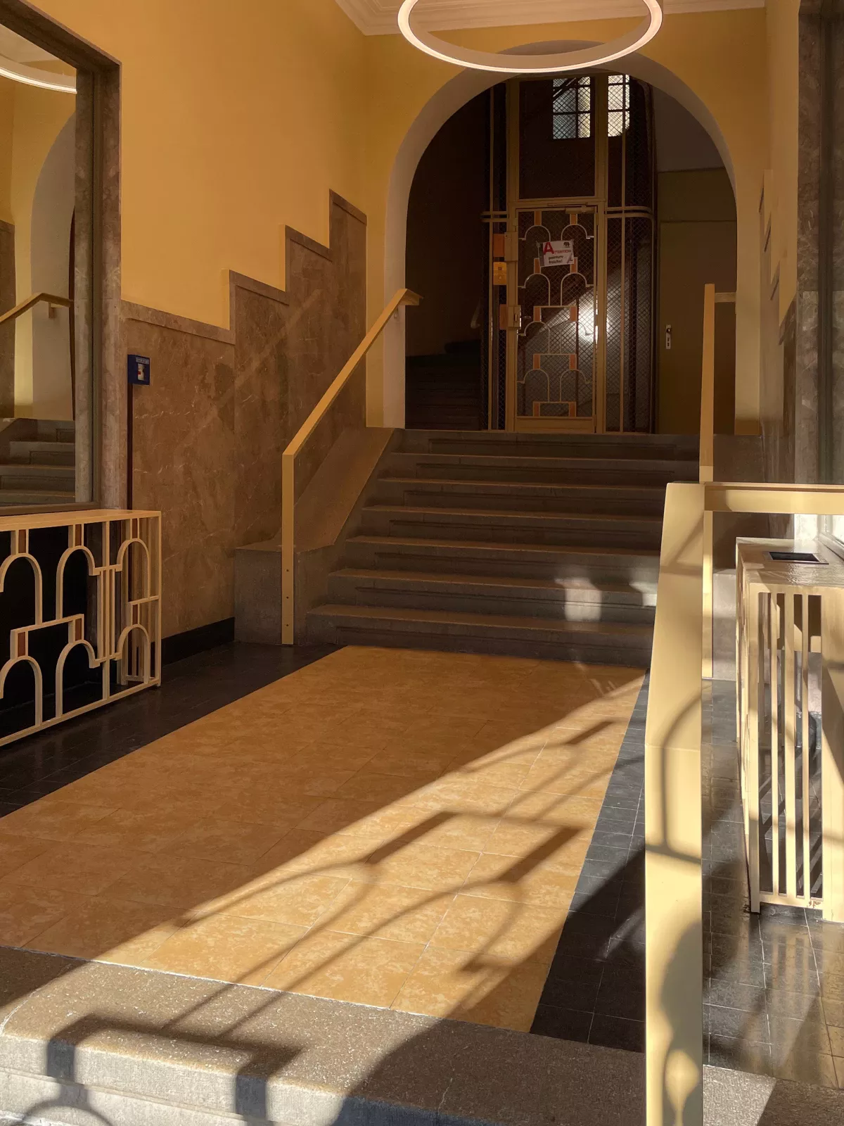 Entrées de deux immeubles de logements