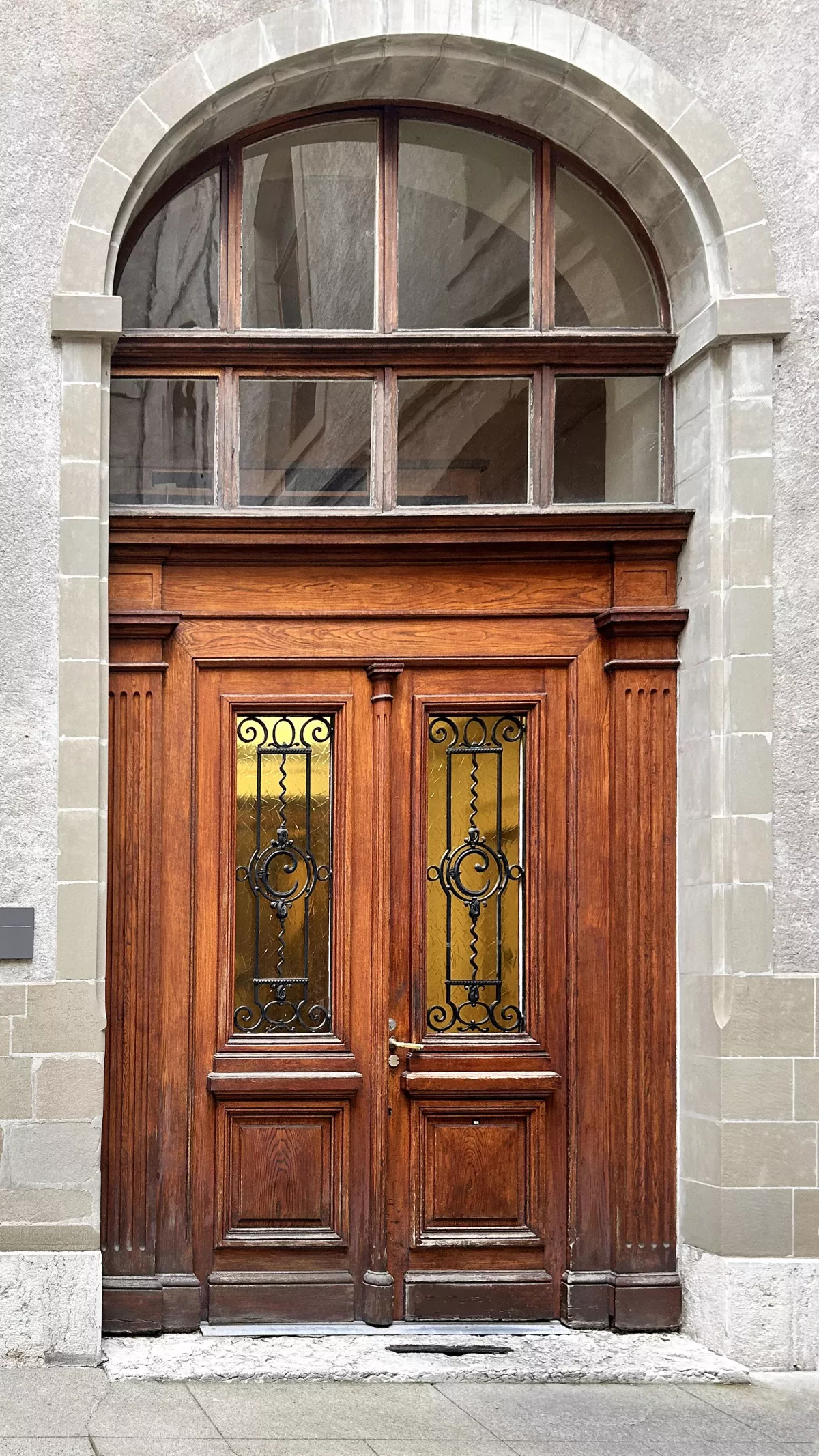 Dispositifs de contrôle d'accès sur portes historiques du Palais de Justice