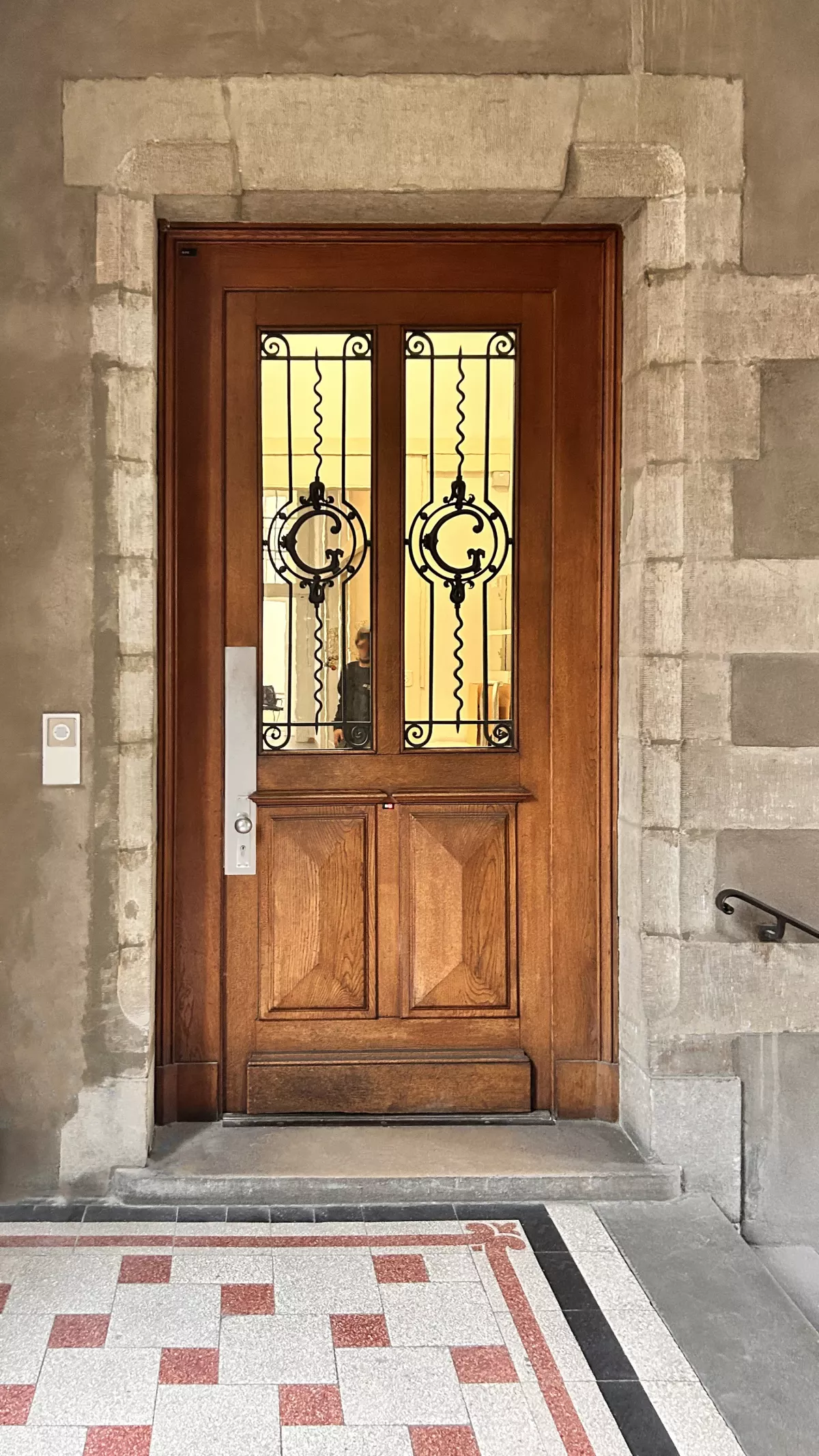 Dispositifs de contrôle d'accès sur portes historiques du Palais de Justice