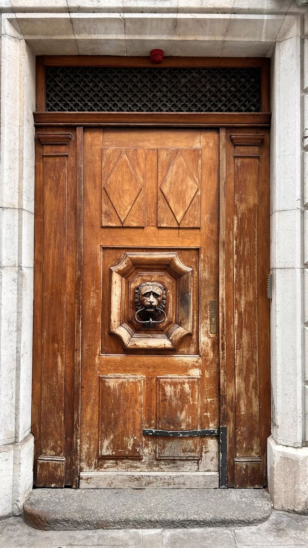 Dispositifs de contrôle d'accès sur portes historiques du Palais de Justice